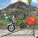 En motocrosscykel balancerer på en rampe omgivet af kasser, dæk og en stor ventilator, med et bjerg i baggrunden