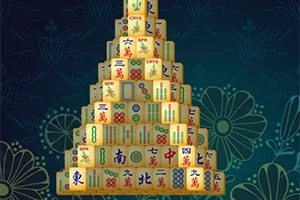En pyramide af mahjong-brikker mod en dekoreret baggrund med blomstermønster