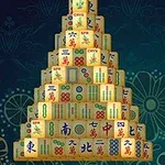 En pyramide af mahjong-brikker mod en dekoreret baggrund med blomstermønster