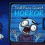 En tegneseriefigur med langt, sort hår og stor smilende mund holder en controller, mens en skærm viser en forskrækket figur og teksten Troll Face Quest: Horror