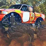 Rød monstertruck med store dæk kører gennem mudder i en skov