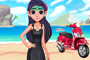 En pige med langt lilla hår i en sort kjole står på en strand ved siden af en rød scooter med blomsterdesign