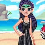En pige med langt lilla hår i en sort kjole står på en strand ved siden af en rød scooter med blomsterdesign