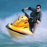 En person kører en gul jetski hurtigt over vandet, med vandsprøjt omkring