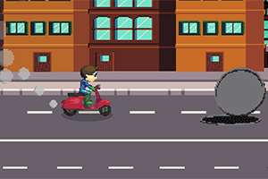 En person på en rød scooter kører på en vej foran en stor, rullende sten med en bygning i baggrunden