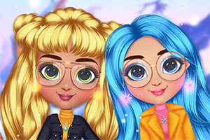 To animerede piger med store øjne, én med blond hår og den anden med blåt hår, iført briller og farverige tøj