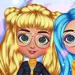 To animerede piger med store øjne, én med blond hår og den anden med blåt hår, iført briller og farverige tøj