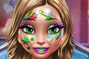 En kvinde med farverig ansigtsmaling, detaljeret makeup og grønne øjne smiler