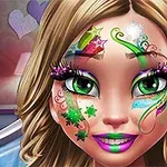 En kvinde med farverig ansigtsmaling, detaljeret makeup og grønne øjne smiler