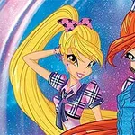 To farverige animerede piger med langt hår og farverige plaid kjoler står side om side foran en glitrende baggrund
