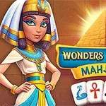 En kvinde klædt som en egyptisk kongefigur står ved siden af en strålende pyramide med titlen Wonders of Egypt Mahjong og forskellige egyptiske symboler nederst
