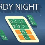 Billede af et ordpuslespil med grønne og orange felter på en blå baggrund og teksten WORDY NIGHT øverst