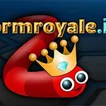 Rød orm med krone og store øjne på mørk baggrund, teksten wormroyale