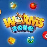 Farverige orme omkranser teksten Worms Zone på en blå baggrund med forskellige mad- og drikkeelementer