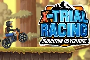 En motorcyklist kører på en skovsti ved siden af et stort logo med teksten X-Trial Racing Mountain Adventure