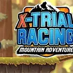En motorcyklist kører på en skovsti ved siden af et stort logo med teksten X-Trial Racing Mountain Adventure