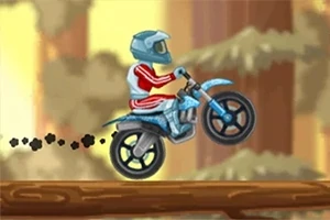 Motorcyklist i rød og hvid dragt kører på blå motorcykel hen over en træstamme i skovmiljø