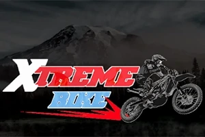 Teksten XTREME BIKE i rødt og blåt, ledsaget af en motorcyklist i luften, med bjerge i baggrunden