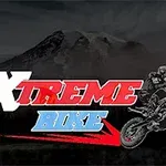 Teksten XTREME BIKE i rødt og blåt, ledsaget af en motorcyklist i luften, med bjerge i baggrunden