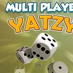 Teksten MULTI PLAYER YATZY i blå og orange farver med tre terninger, der viser forskellige antal øjne, på en lysegrøn baggrund