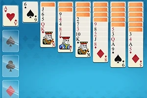 Et digitalt kortspil med kort arrangeret i kolonner på en blå baggrund, inklusive esser og billedekort