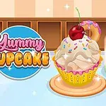 En cupcake med flødeskum, farverige drys, en kirsebær samt en glas sodavand, ved siden af teksten Yummy Cupcake